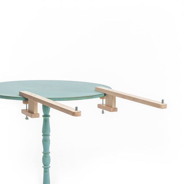 Table stand to support an embroidery frame